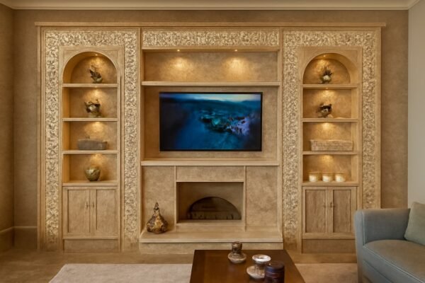 جار رخام فاخر مع رفوف مدمجة وأضواء موجهة في غرفة معيشة أنيقة